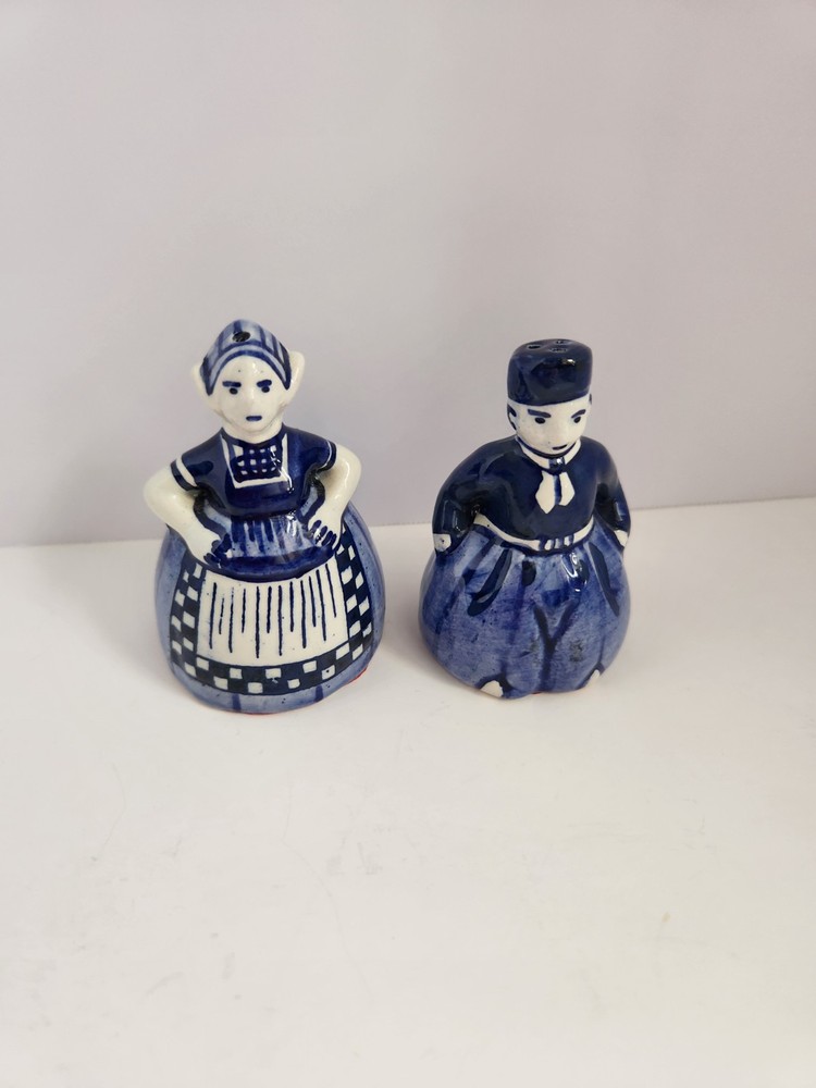 Vintage Dutch Couple Salt & Pepper Shakers Holland Handpainted Souvenir