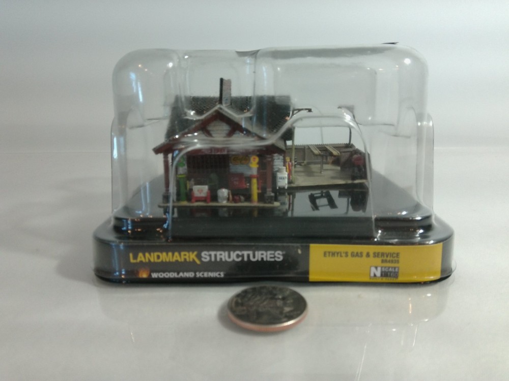 Woodland Scenics BR4935 - N Scale Ethyl's Gas & Service ~ LEDs