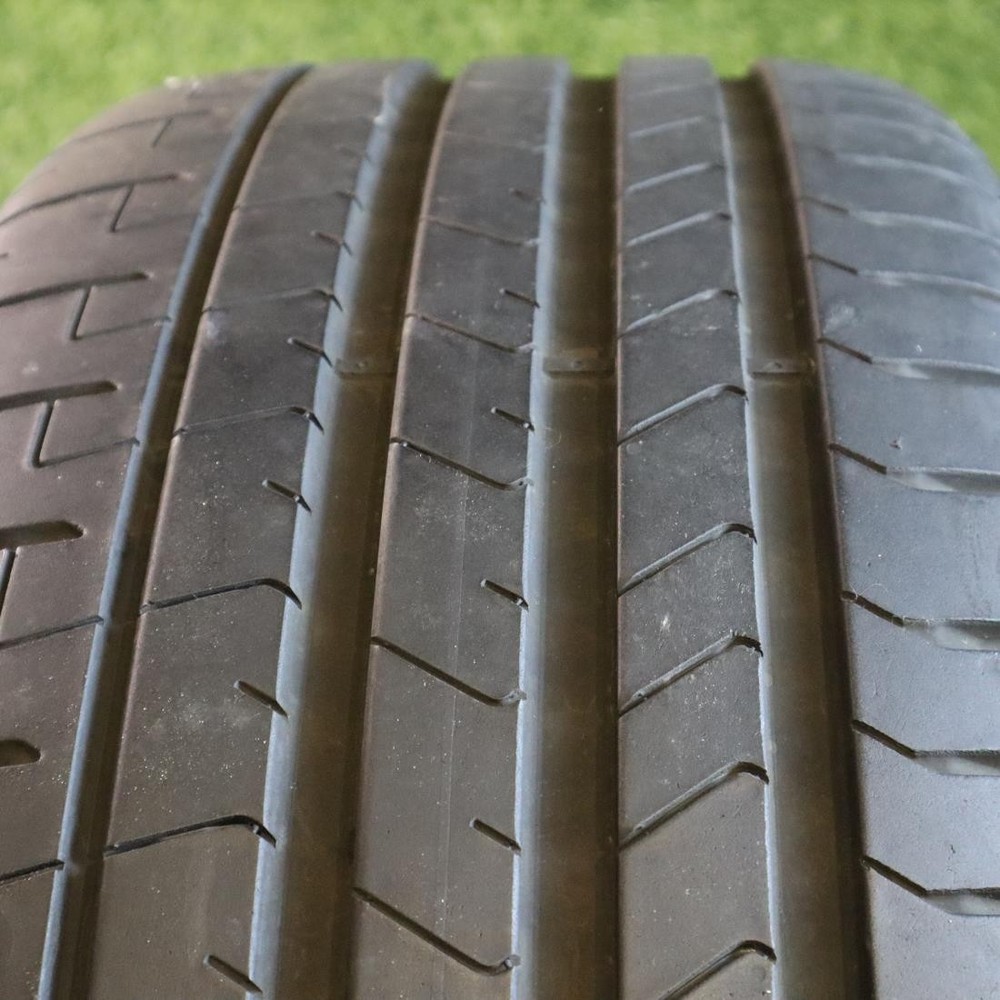 255 40 21 Pirelli PZero PZ4 85% Tread 7/32 102Y #26710
