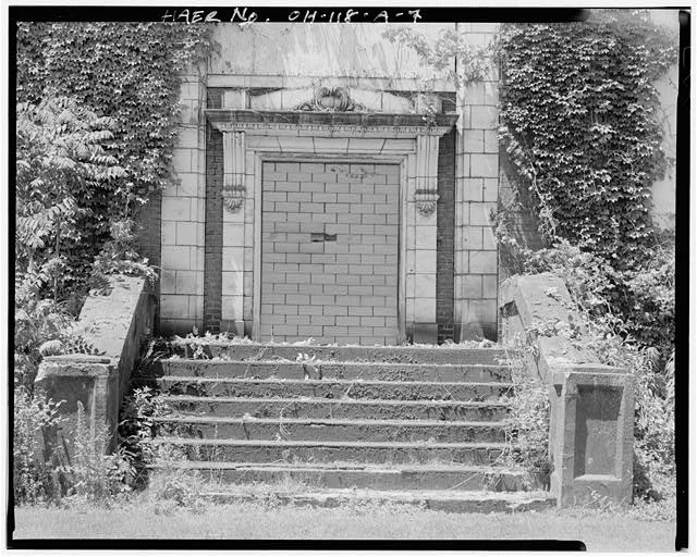7. DETAIL OF EAST (FACADE) ENTRANCE, LOOKING WEST. - Youngstown City Water