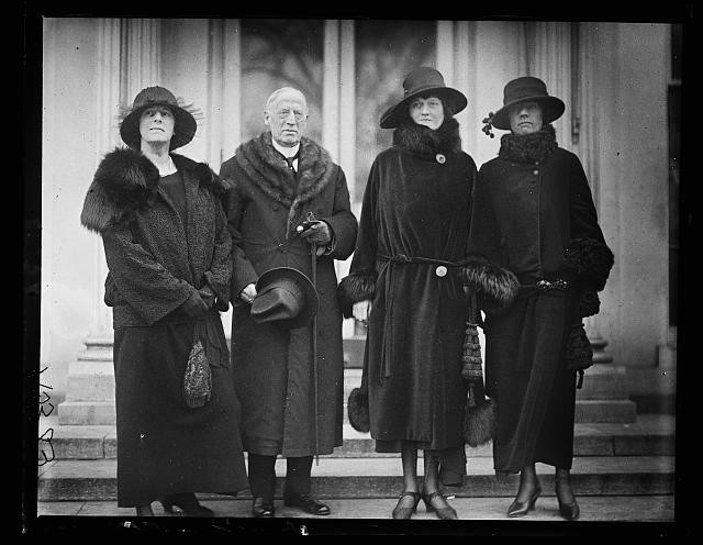 Photo:Washington D.C. White House Visitors 1923 Women Man Fur Coats