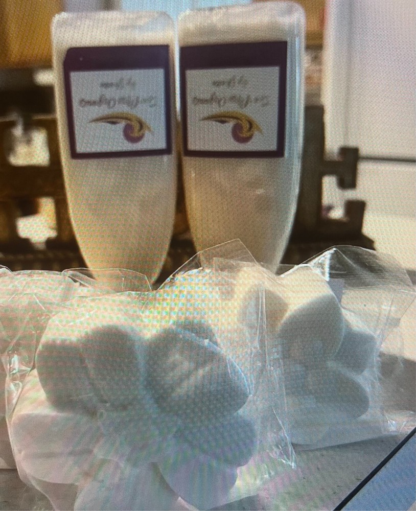 Turmuric and SheaButter and other Essentials Oils Body Wash Product