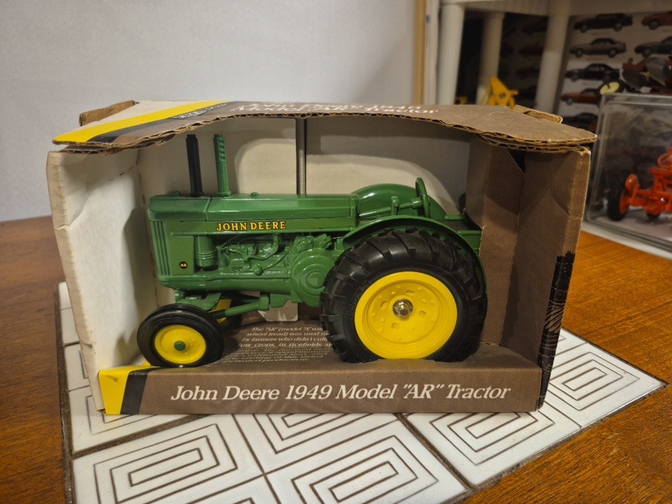 John Deere 1949 Model AR Tractor 1/16 Scale Diecast by Ertl
