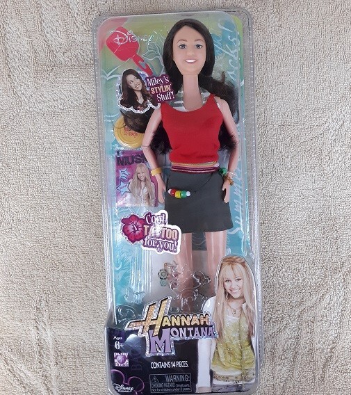 Hannah Montana Miley's Stylin' Stuff Doll NEW 14 Pieces 2007 Bracelets Brush NIB