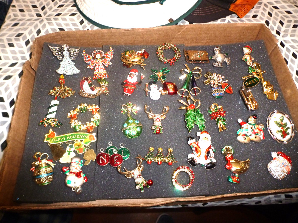 Huge Lot Nice 33 Vintage Christmas Brooch Pin Lot Of 33