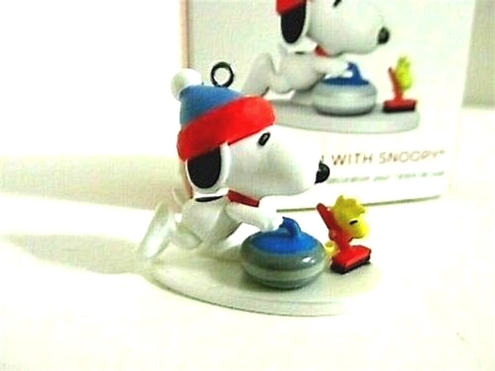 SNOOPY PEANUTS CHARLIE BROWN HALLMARK CHRISTMAS MINI ORNAMENT FIGURINE 2018
