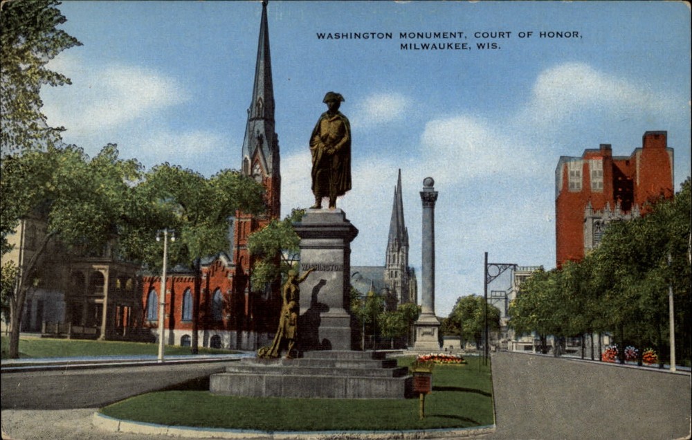 Washington Monument Court of Honor Milwaukee Wisconsin ~ 1940s linen postcard