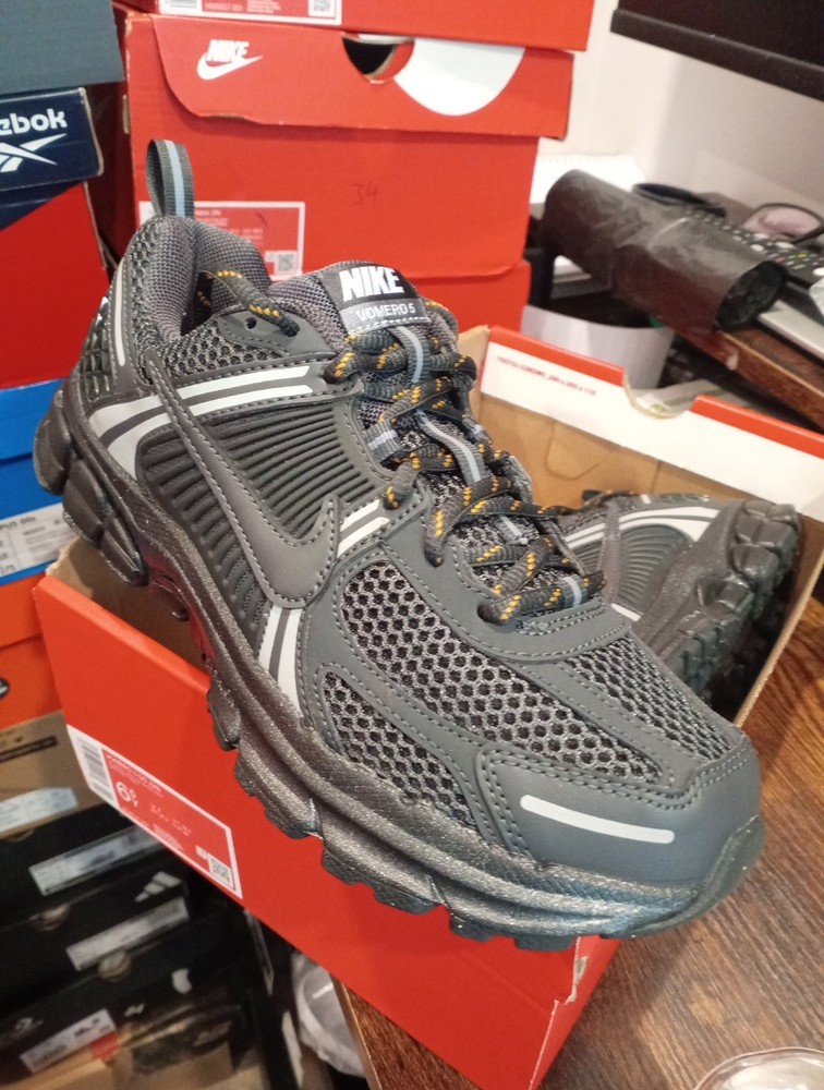 Nike Vomero 5 GG (GS) Men's Traimers Size 6 Dk Smoke Grey