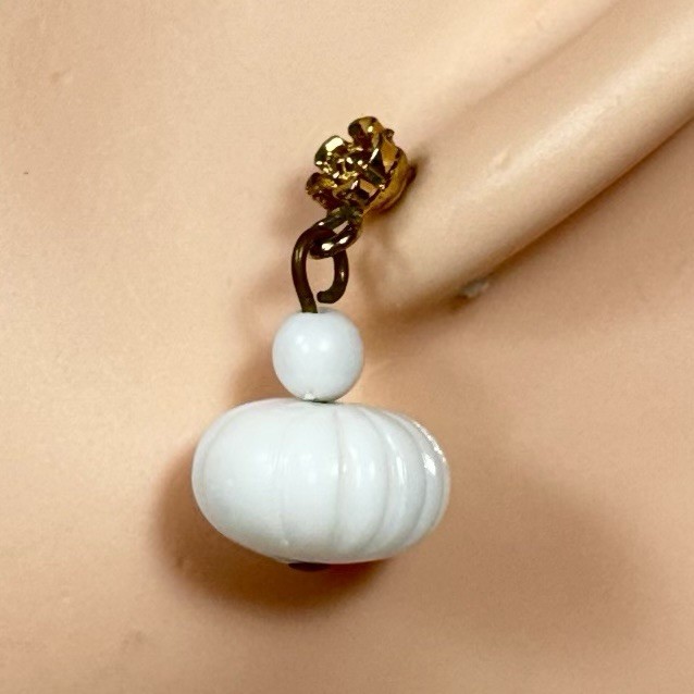 Vintage White Lucite Fluted Carved Bead Dangle Drop Pierced Earrings Gold Tone