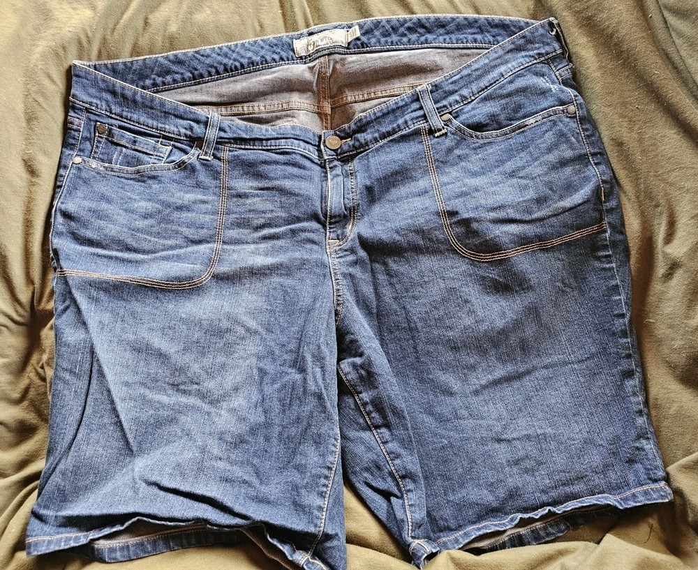 Torrid Plus Size 24 Womens Bermuda Shorts Blue Medium Wash Denim Line pockets 3x