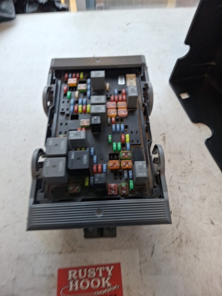 2009 Chevy Suburban-1500 Engine Fuse Box 25905681_03
