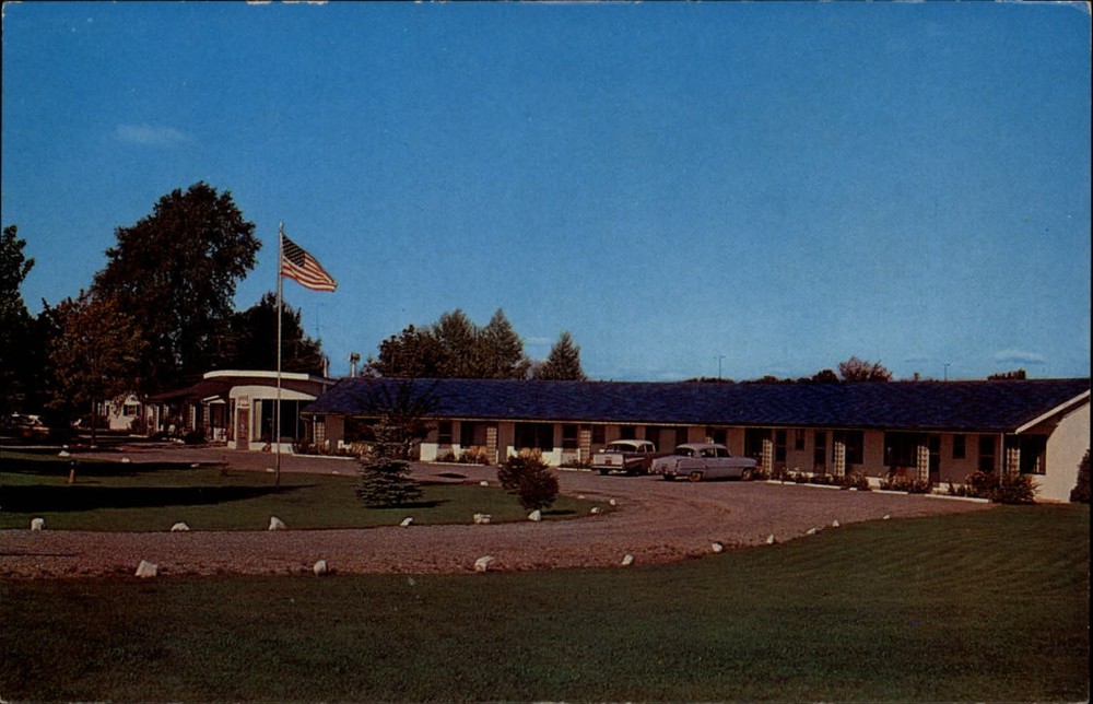 Cape Cod Motel ~Waterloo New York NY ~ 1950s cars ~ unused vintage postcard