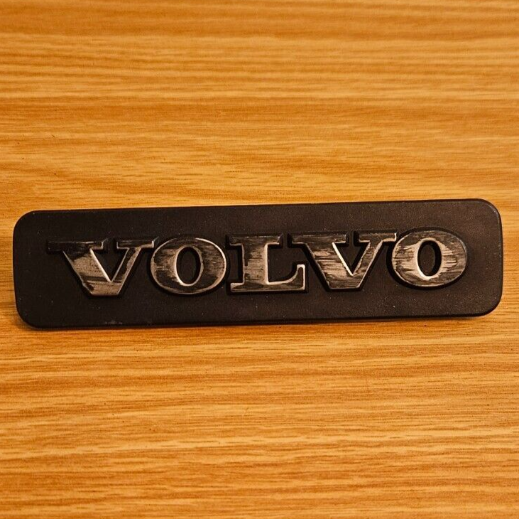 93-97 Volvo 850/940 Plastic Fender Emblem - P/N - 20244 - As Removed - With Pins