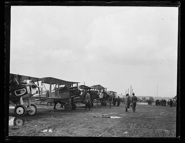 Photo:Airfield WWI biplanes 1920s military aircraft lineup field scene