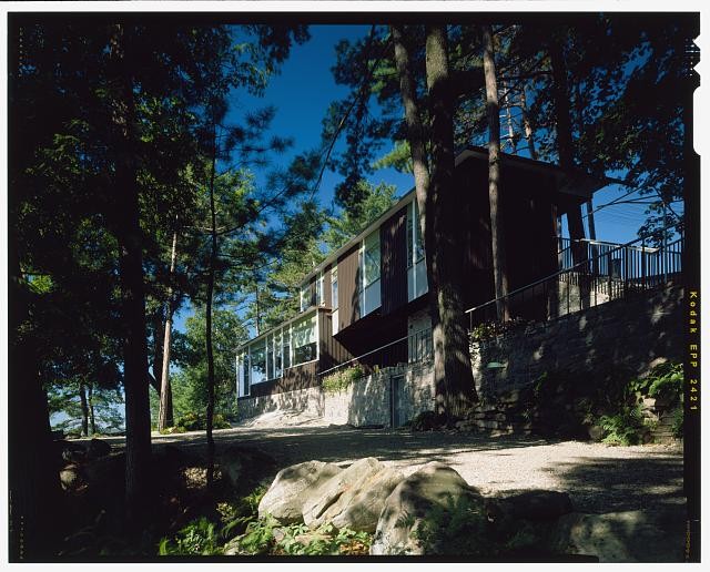 Photo:Ontario Canada 1950s Miller House exterior modernist home in woods