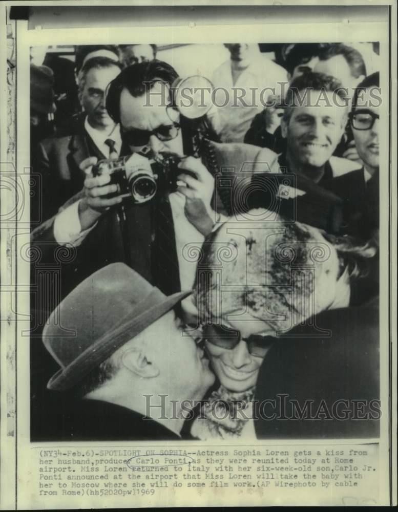 1969 Press Photo Actress Sophia Loren Reunited with Husband Carlo Ponti, Rome