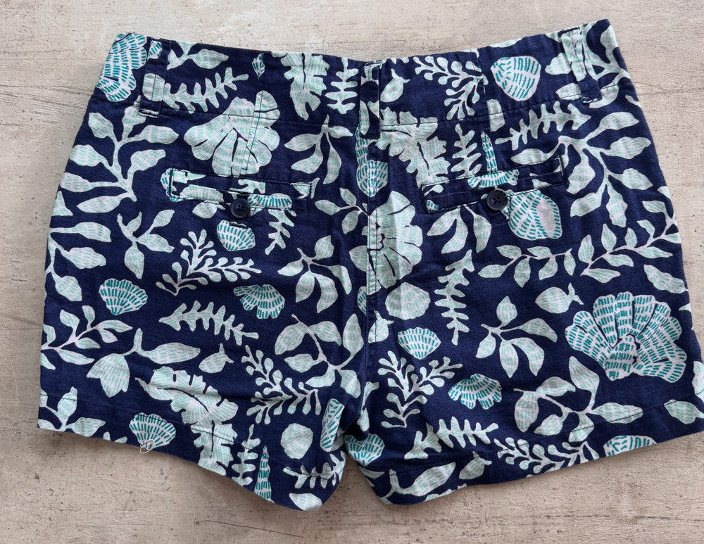 Vineyard Vines Women's Blue and Teal Seashell Shorts Size 2 Excellent Condition