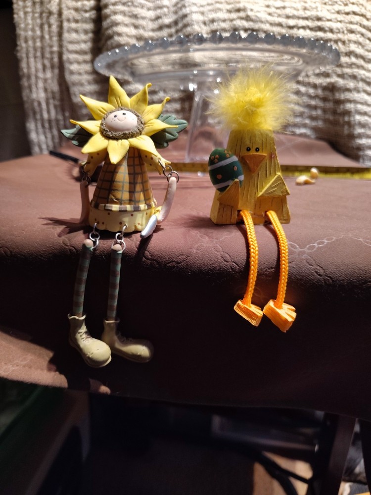 shelf sitters with dangling legs