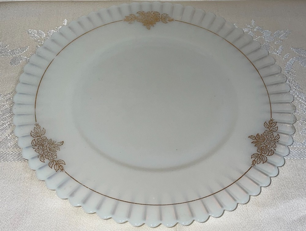Mac Beth Evans 8 Inch Opalescent Scalloped Edge Gold Decal Plate Glows