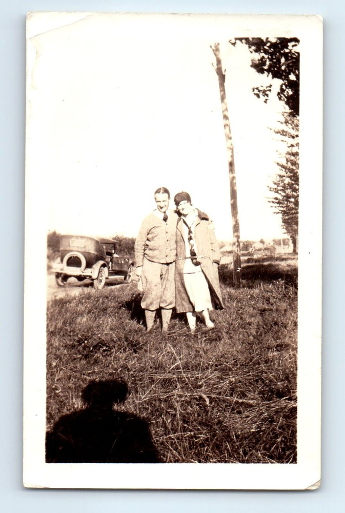 Old Vintage Photo MAN WOMAN COUPLE CLASSIC CAR SHADOW AFFECTIONATE 1926