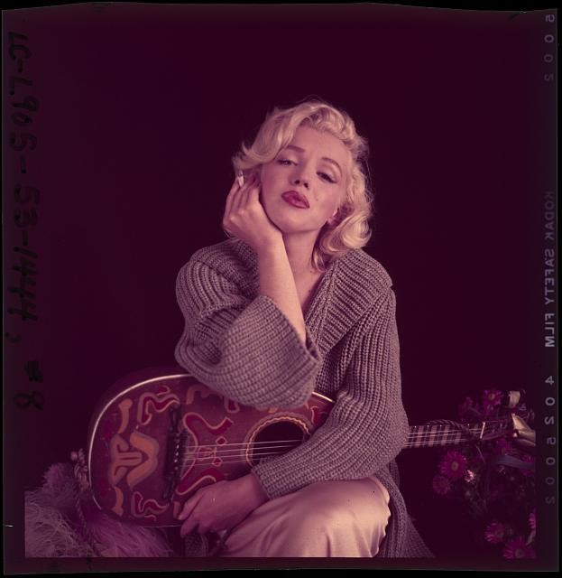 Photo:Marilyn Monroe 1953 Portrait Holding Guitar Looking Upward