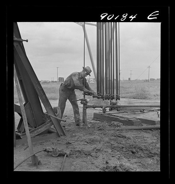 Photo:Wichita Kansas 1941 Oil Well Servicing Worker Drilling Rig