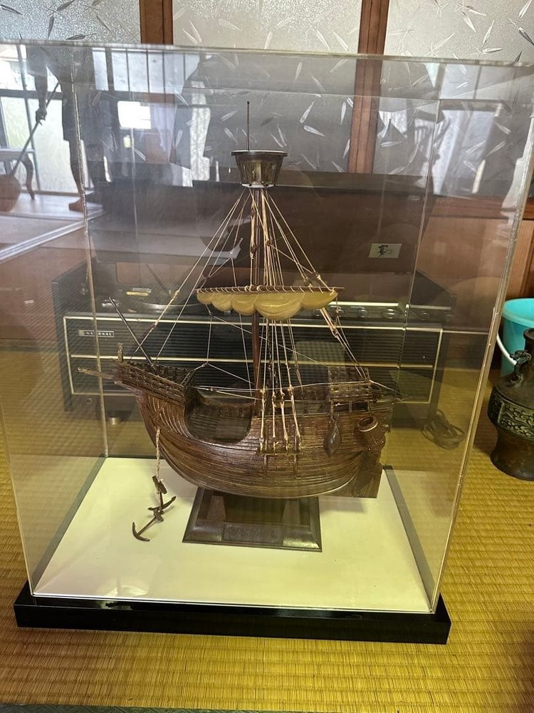 wooden model ship with transparent case #2c7d36
