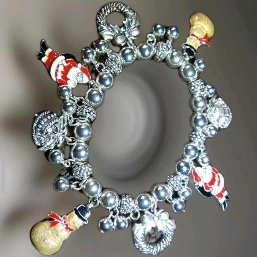 AVON Silver Tone Beaded Enameled Charm Christmas Stretch Bracelet Santa Wreath