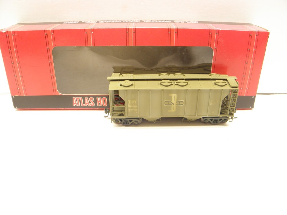 Atlas Ps-2 Coverd Hopper -Boston & Maine #5541 - Ho Scale -Weathered
