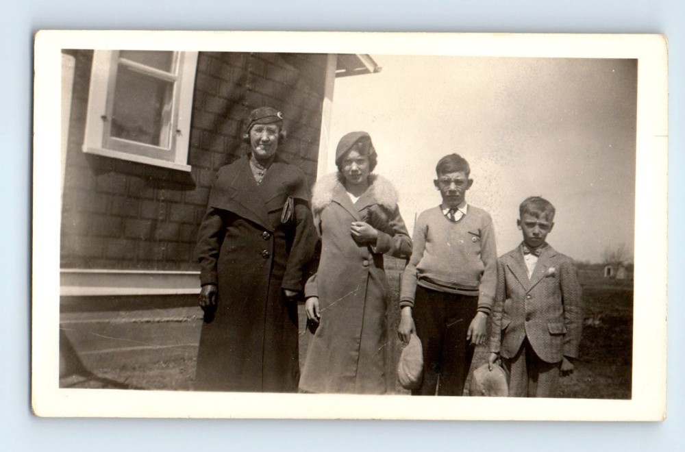 Old Vintage Photo WOMEN BOYS WEARING HAT NEWSBOY CAP OUTSIDE HOUSE SNAPSHOT