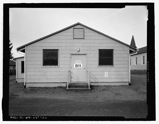 WARD B11, SOUTH FRONT ELEVATION, LOOKING NORTH - Barnes General Hospital, East