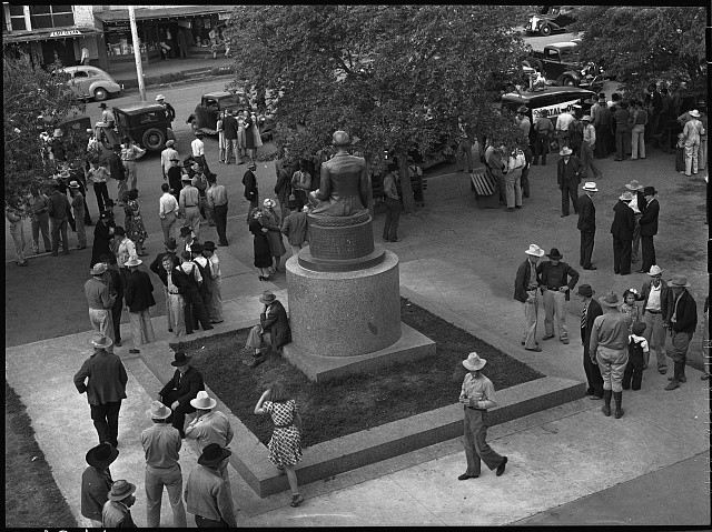 Photo:San Augustine Texas 1939 Courthouse Square Crowd Statue Vehicles