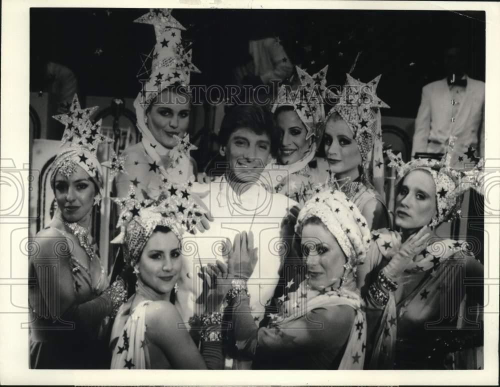 1985 Press Photo Barry Manilow performs on 