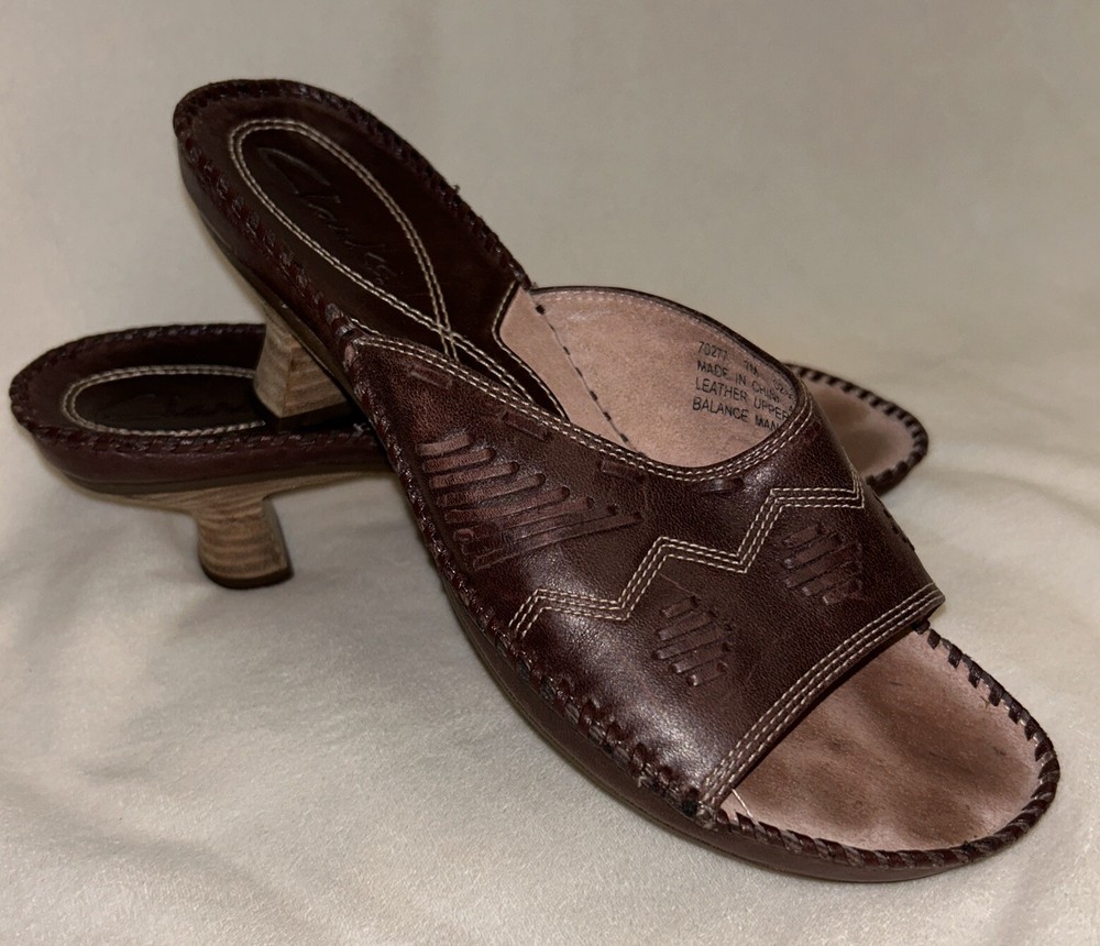 Clarks Leather Sandals Womens 7M Brown Kitten Heel Slip On Open Toe EUC