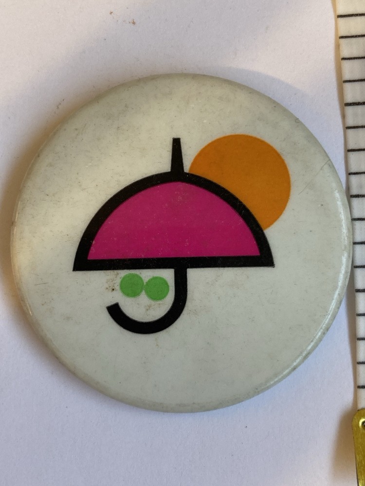 Vintage Graphic Design Pin Button Umbrella Sun Retro Style