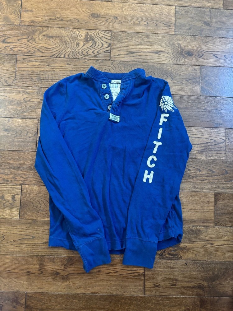 Vintage men’s Abercrombie Henley with sleeve hits y2k