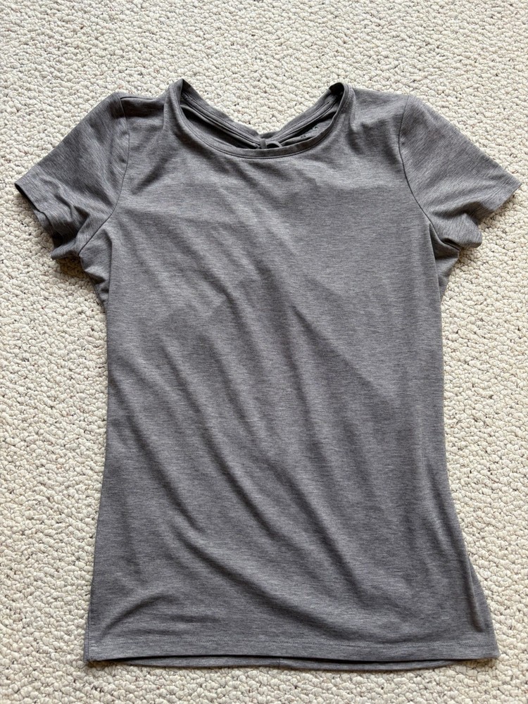 Athleta Key hole back Tee Shirt Womens Size XSmall Light Grey