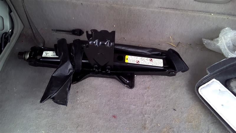 ENCLAVE 2011 Jack 1040186861 SIN BANDEJA DE ESPUMA SIN NEUMÁTICO DE REPUESTO