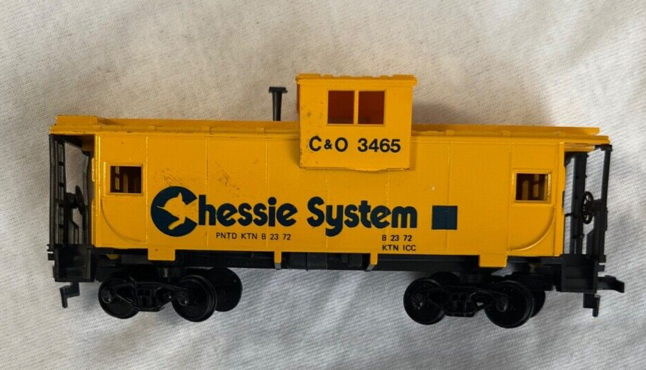 AHM HO Scale Extended Vision Caboose Chessie System (C&O) #3465