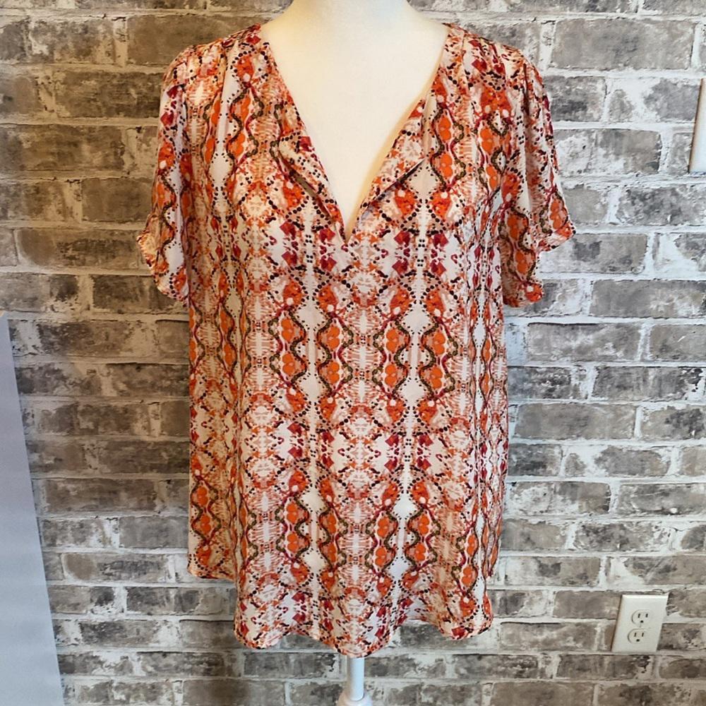 Daniel Rainn short-sleeve, vneck blouse. Size M. Beautiful cream/orange pattern.