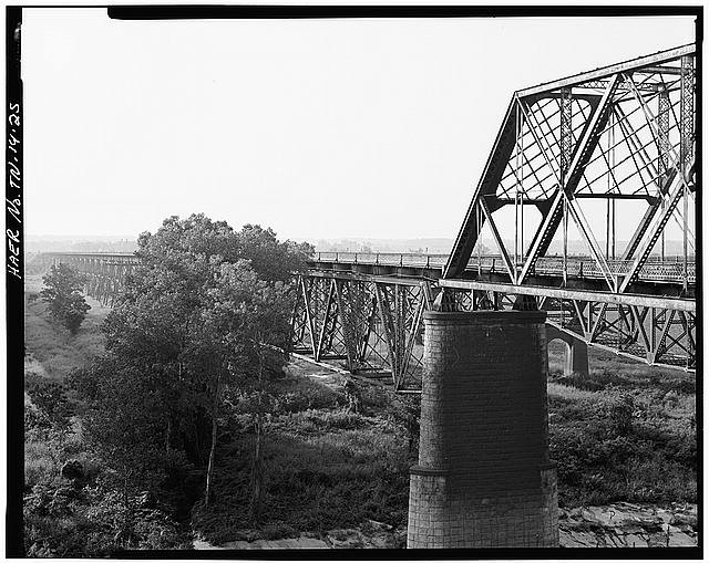 25. WEST ANCHORAGE WEST DECK APPROACH SPANS. VIEW NORTHWEST. - Memphis Bridge,