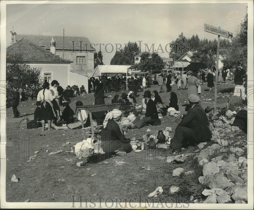 1951 Press Photo A Million Pilgrims assembled at the Shrine of Fatima in Portuga