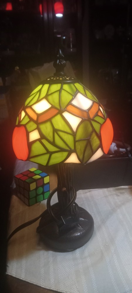 Tiffany style stained glass table lamp