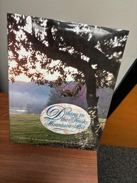 Dining in the Smoky Mountain Mist : A Collection of Seasonal Delights from...