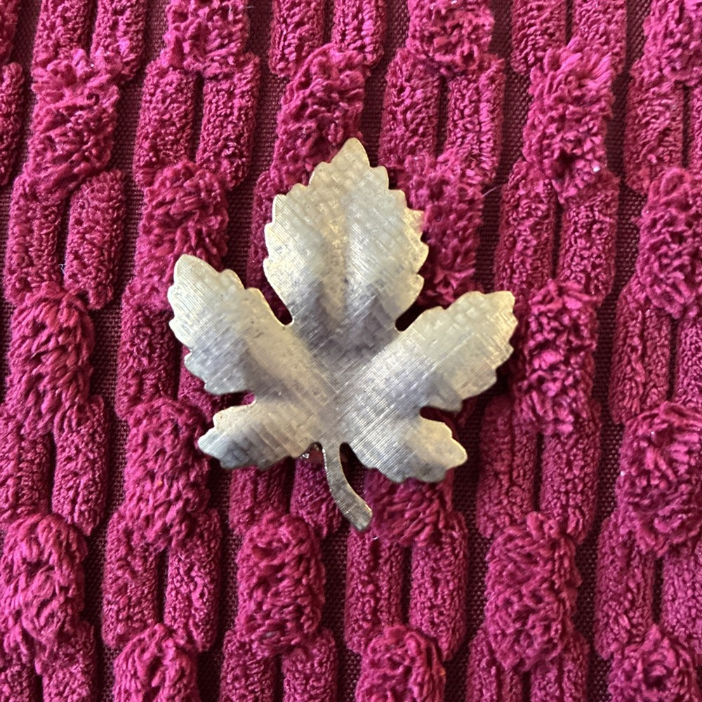Vintage Maple Leaf  Collar Pin / Lapel Pin / Hat Pin - Gold tone
