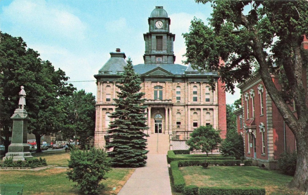 Holmes County Courthouse - Millersburg Ohio OH - Postcard