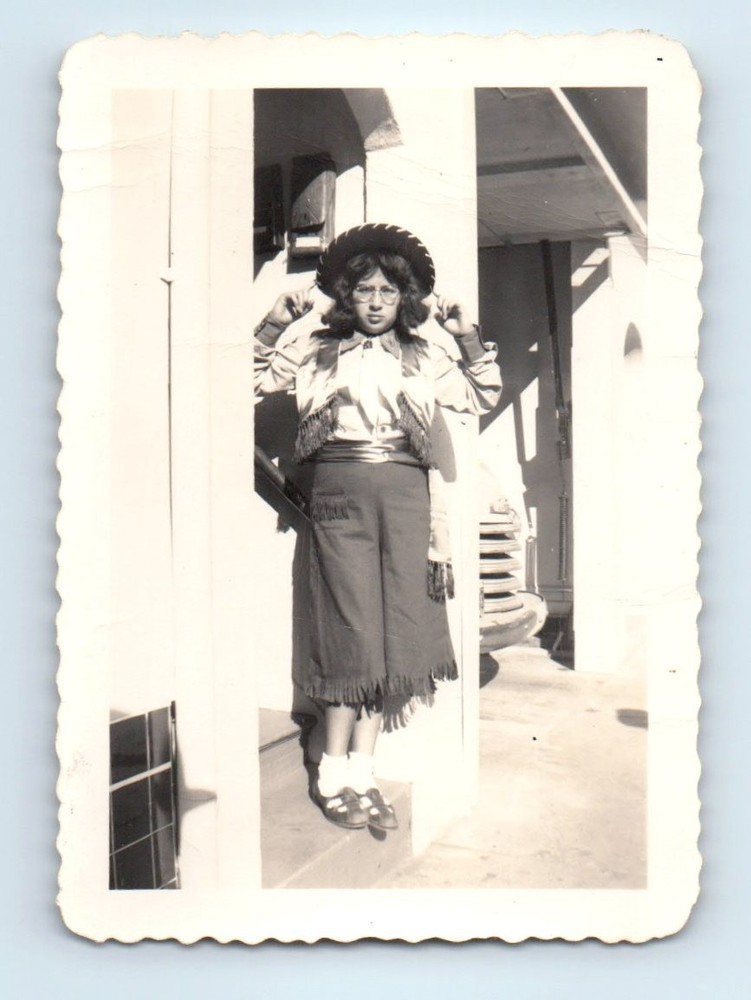 Old Vintage Photo SOLO WOMAN FANCY OUTFIT HAT GLASSES ORIGINAL SNAPSHOT