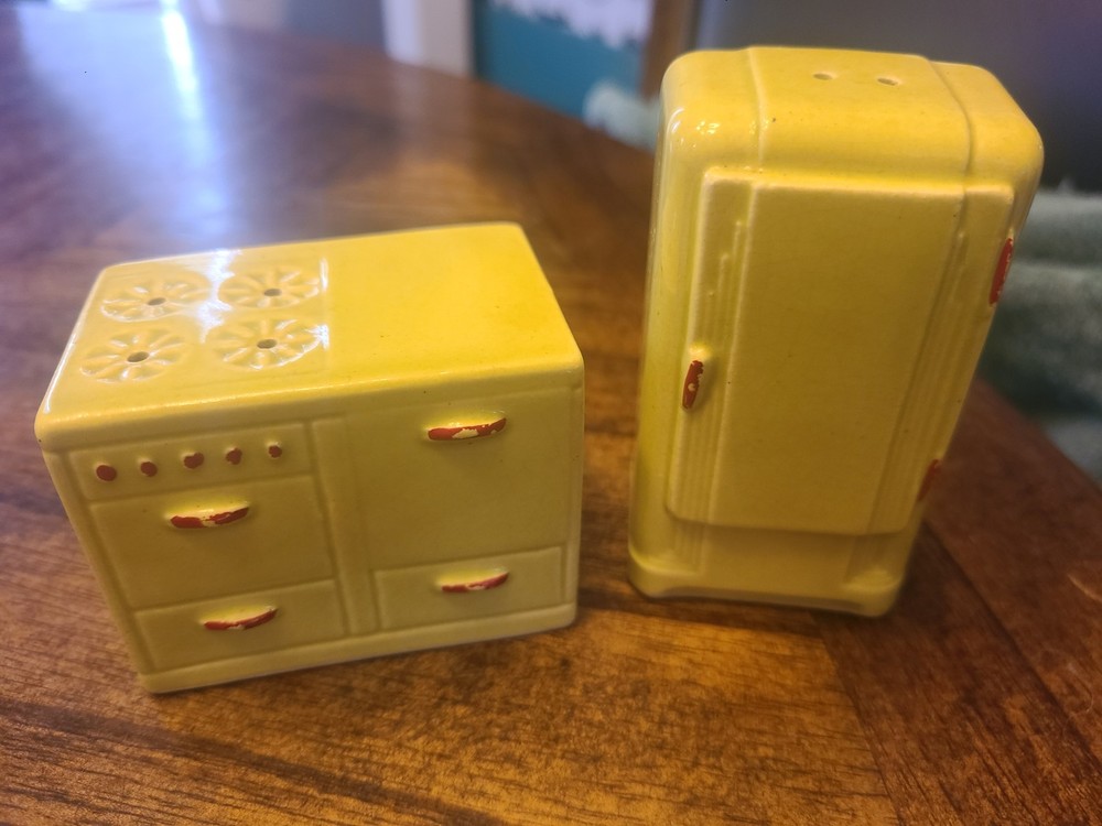 Vtg Lime Green Fridge And Stove Salt And Pepper Shakers