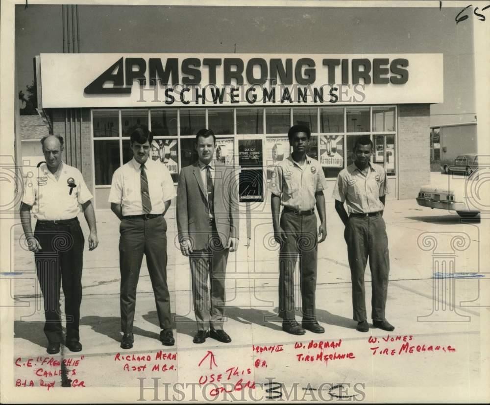 1969 Press Photo Employees at New Schwegmanns Tire Store in New Orleans