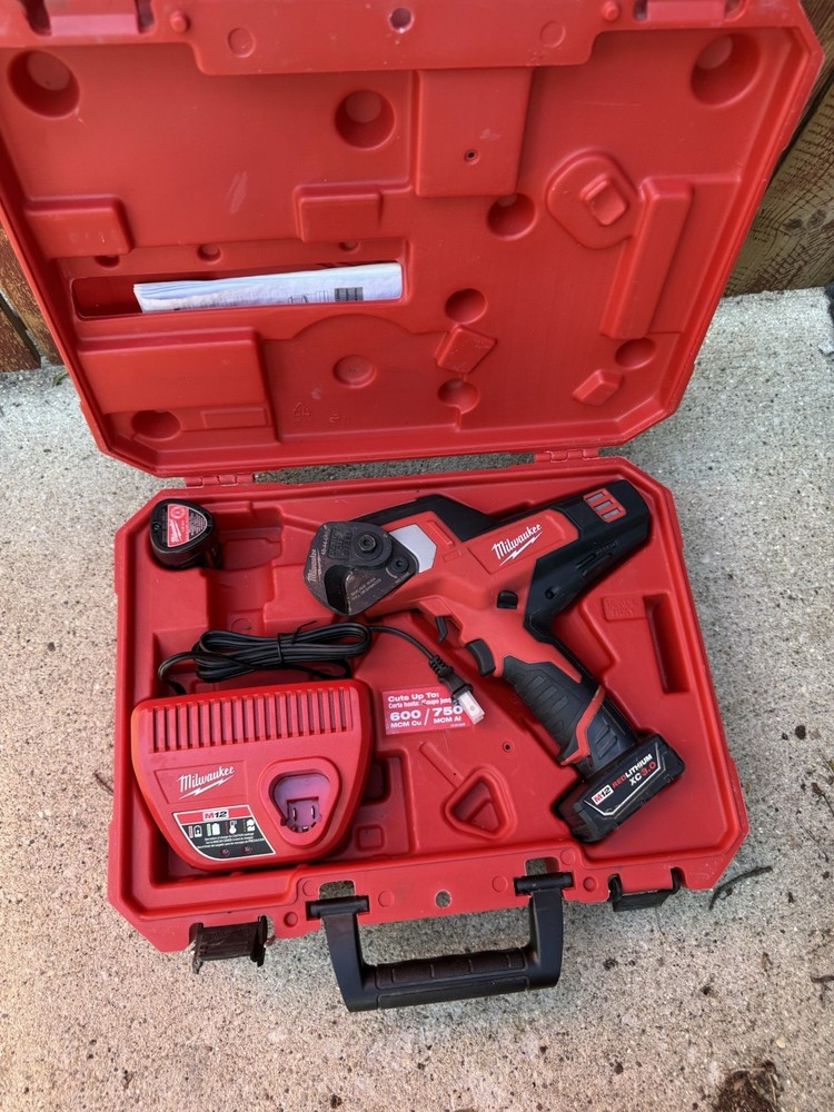 Milwaukee 2472-20 M12 12V Lithium-Ion Cordless 600 MCM Cable Cutter Kit